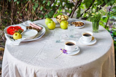 Kahve ve kahvaltı açık hava çay partisi, kahve molası açık hava yemek arka plan fotokopi alanı organik sağlıklı beslenme metinleri için.