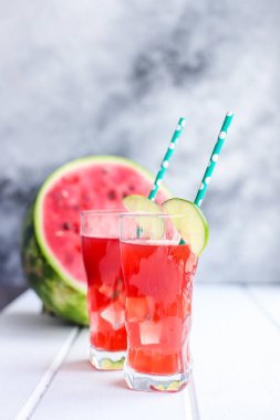 Karpuz dilimleri kırmızı olgun çilek sulu tatlı tatlı meyve arka plan fotokopi alanı organik sağlıklı beslenme metinleri için. 