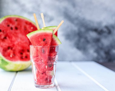 Karpuz dilimleri kırmızı olgun çilek sulu tatlı tatlı meyve arka plan fotokopi alanı organik sağlıklı beslenme metinleri için. 