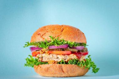 Hamburger nefis ızgara pirzola ve sebzeler organik, sağlıklı, doğal ürün porsiyonları sunuyor.