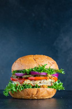 Hamburger nefis ızgara pirzola ve sebzeler organik, sağlıklı, doğal ürün porsiyonları sunuyor.