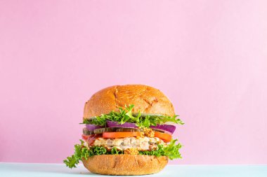 Hamburger nefis ızgara pirzola ve sebzeler organik, sağlıklı, doğal ürün porsiyonları sunuyor.