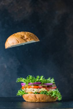 Hamburger nefis ızgara pirzola ve sebzeler organik, sağlıklı, doğal ürün porsiyonları sunuyor.