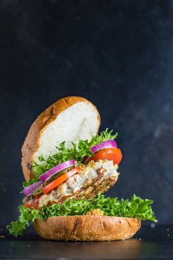 Hamburger nefis ızgara pirzola ve sebzeler organik, sağlıklı, doğal ürün porsiyonları sunuyor.