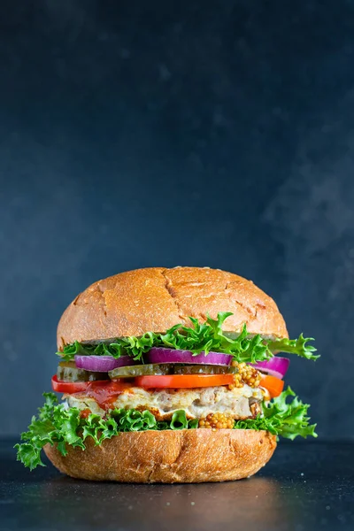 Hamburger nefis ızgara pirzola ve sebzeler organik, sağlıklı, doğal ürün porsiyonları sunuyor.