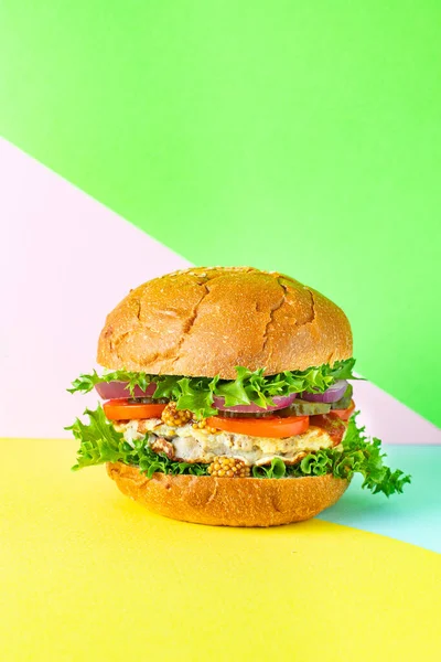 Hamburger nefis ızgara pirzola ve sebzeler organik, sağlıklı, doğal ürün porsiyonları sunuyor.