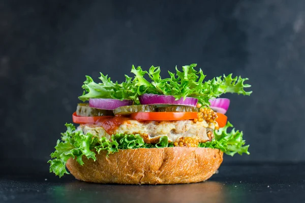 ハンバーガーおいしいグリルカツサンドと野菜は サイズを提供有機健康的なすべての天然物の部分トップビューテキストコピースペースのための場所 — ストック写真