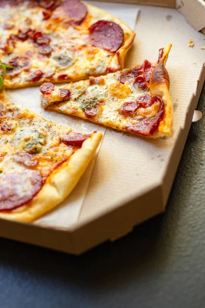 Pizza Queso Salchicha Salami Surtido Carne Porción Tamaño Natural Vista —  Fotos de Stock