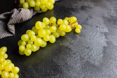 Üzüm meyvesi olgunlaşmış demetler masanın üzerinde sağlıklı porsiyon porsiyon görünümü sunan metin kopyası alanı keto veya paleo diyeti için yer 