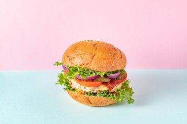 Hamburger eti lezzetli ızgara pirzola ve sebzeler organik sağlıklı porsiyon üst görünüm metin için kopya alanı sunuyor