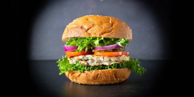 Hamburger eti lezzetli ızgara pirzola ve sebzeler organik sağlıklı porsiyon üst görünüm metin için kopya alanı sunuyor