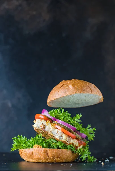 Burger Mięso Pyszne Kanapka Kotletem Grillowanym Warzywa Obsługujące Rozmiar Organiczne — Zdjęcie stockowe