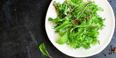 yeşil salata yaprakları sebzeleri karıştırıyor organik sağlıklı porsiyon yiyor üst görünüm fotokopi alanı metin ikinci ders keto veya paleo diyeti için