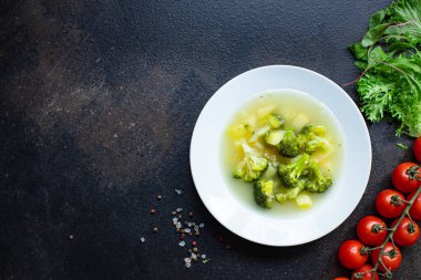 Çorba brokoli ve sebze çorbası. Birinci sınıf et suyu. Portakal suyu.