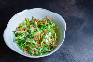 Sebze salatası çerez Pekin lahana savoy, soğan, havuç, biber ve diğer vejetaryenler metin fotokopi alanı keto veya paleo diyeti için üst boy servis alanı