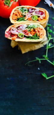 Tortilla dürümü sebzeli burrito Lavaş vejetaryen Pita Ekmek Menüsü konsepti Fast Food 'un arka plan fotokopi bölümü