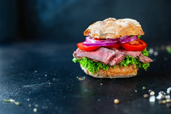 Sanduíche Com Carne Legumes Rolo Pão Tomate Alface Bife Médio — Fotografia de Stock