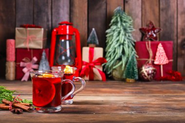 kırmızı şarap, meyve suyu, likör, sıcak meyve suyu, baharat, yılbaşı ve noel manzaralı metin için fotokopi alanı.