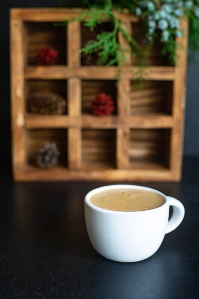 Café Bebida Quente Ramos Abeto Copo Branco Decoração Natal Ano — Fotografia de Stock