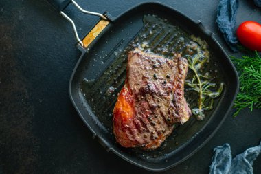 Biftek pirzolası ızgara dana eti sulu, az pişmiş ya da orta pişmiş olsun. Lezzetli, porsiyon porsiyonlu olsun.