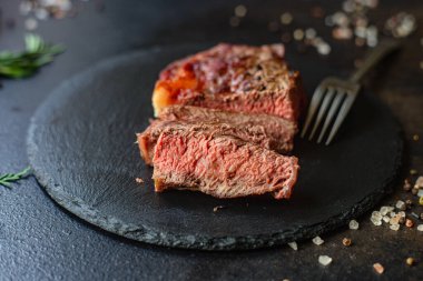 Biftek pirzolası ızgara dana eti sulu, az pişmiş ya da orta pişmiş olsun. Lezzetli, porsiyon porsiyonlu olsun.