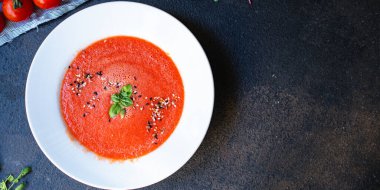 Tabakta domates çorbası çorbası. Lezzetli. Porsiyon porsiyon.