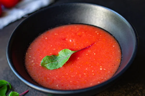 토마토 가스파초가 테이블 접시에서 맛있게 제공되는 크기의 위에서 텍스트 케토나 — 스톡 사진