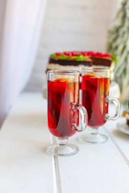 kırmızı şarap, meyve çayı, sıcak içki, kış, baharat, yeni yıl ve Noel manzarası, metin yiyecekleri arka planı için fotokopi alanı.