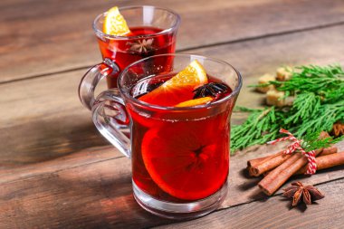 kırmızı şarap, meyve çayı, sıcak içki, kış, baharat, yeni yıl ve Noel manzarası, metin yiyecekleri arka planı için fotokopi alanı.