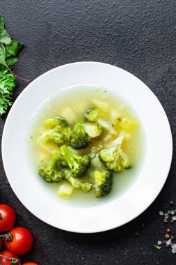 Çorba brokoli sebzeleri ilk tabakta et vejetaryen çorbası yok. Büyük boy vejetaryen çorbası servis edilmiyor. Metin fotokopi alanı keto ya da paleo diyeti arka planı kırsal alanda.