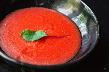 Tabakta domates çorbası çorbası. Lezzetli. Üst boy fotokopi odası.