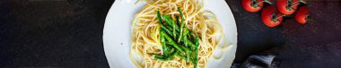 makarna spagetti yeşil fasulye sosu şehriye ikinci tabak vejetaryen üst boy fotokopi alanı metin yemek arka planı kırsal