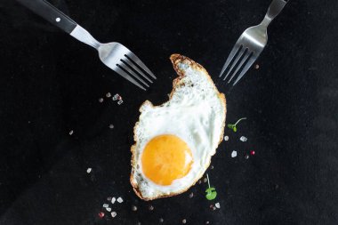 Yumurta sarısı ve yemek için beyaz çatal. Taze omlet ve masandaki malzemeler. Lezzetli.