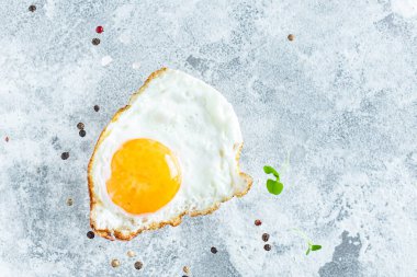 Yumurta sarısı ve yemek için beyaz çatal. Taze omlet ve masandaki malzemeler. Lezzetli.