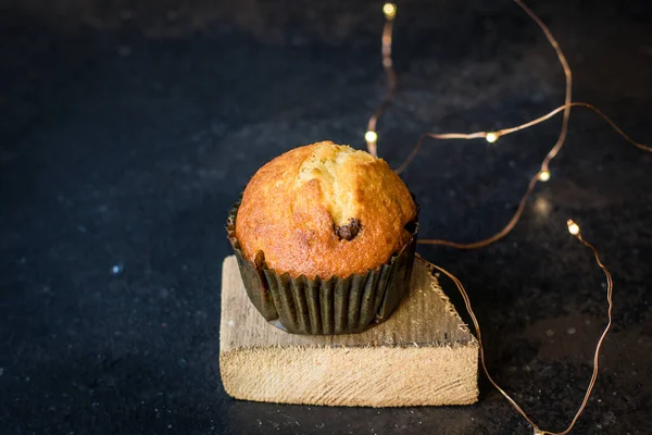 Muffins Cupcakes Hausgemachte Kuchen Backen Auf Dem Tisch Weihnachtsbeleuchtung Neujahr — Stockfoto