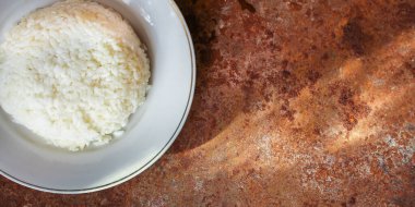 Tabaktaki pirinçli garnitür en üst boyutta görünüm sunar metin keto ya da paleo diyeti için kopya alanı yerleştirir