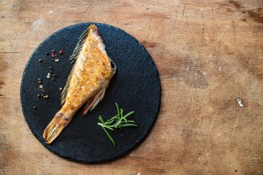 Kızarmış balık taze ızgara bbq yemeği masada lezzetli porsiyon porsiyon üst görünüm fotokopi alanı metin gıda arka planı rustik keto veya paleo diyeti pescetarya için