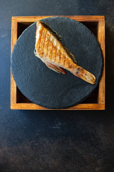 Τηγανητά Ψάρια Φρέσκο Μπάρμπεκιου Σχάρα Bbq Γεύμα Στο Τραπέζι Νόστιμο — Φωτογραφία Αρχείου