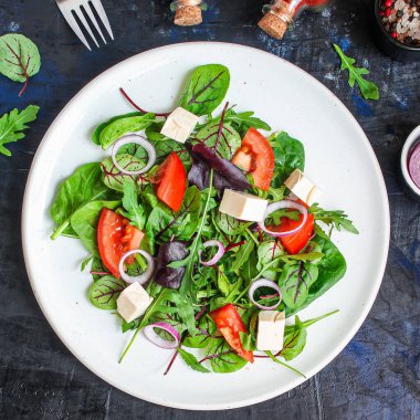 Sebze salatası Yunan peyniri vejetaryen aperatifi masanın üzerinde. Lezzetli. Üst boy fotokopi alanı metin keto veya paleo diyeti arka planı için.
