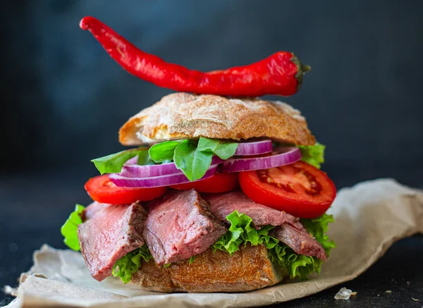 Sanduíche Carne Legumes Rolo Hambúrguer Pão Tomate Alface Bife Médio — Fotografia de Stock