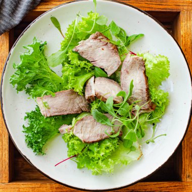 Et salatası, sebze, et, et, et, sebze, et. Sofrada hayat. Lezzetli. Metin keto ya da paleo diyeti için üst boy fotokopi alanı.