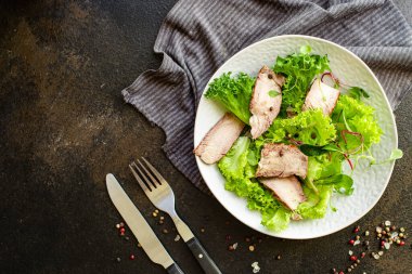 Et salatası, sebze, et, et, et, sebze, et. Sofrada hayat. Lezzetli. Metin keto ya da paleo diyeti için üst boy fotokopi alanı.