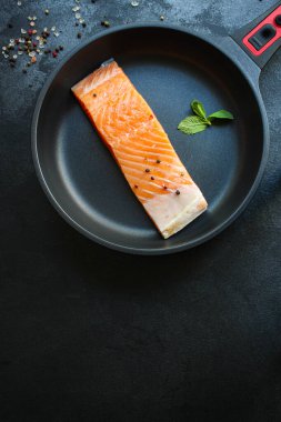 Çiğ somon balığı taze deniz mahsulü. Taze yemek. Lezzetli.