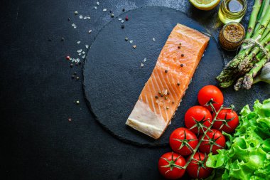 Çiğ somon balığı taze deniz mahsulü. Taze yemek. Lezzetli.