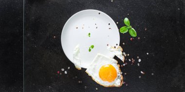 Kızarmış yumurta sarısı ve beyaz, omlet yemek için çatal taze yemek ve masandaki malzemeler. Lezzetli. Üst boyutta servis ediliyor.