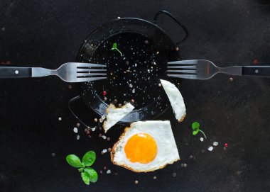 Kızarmış yumurta sarısı ve beyaz, omlet yemek için çatal taze yemek ve masandaki malzemeler. Lezzetli. Üst boyutta servis ediliyor.