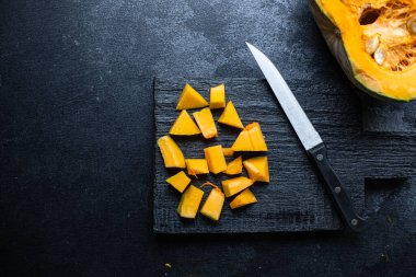 balkabağı çiğ ürün hazırlama parçaları yemek için hazır sofrada yemek pişirmek ya da pişirmek için lezzetli porsiyon porsiyon üst görünüm fotokopi alanı metin gıda arka planı kırsal