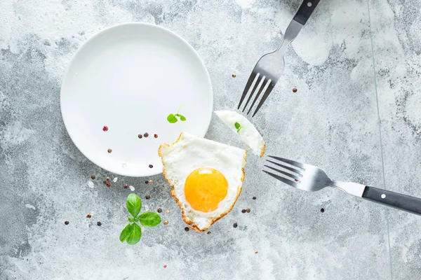 Яичный Желток Белый Вилка Еды Омлет Свежее Блюдо Ингредиенты Столе — стоковое фото