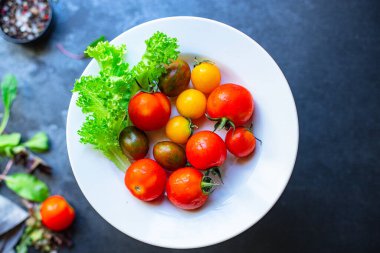 Çok renkli domates salatası sağlıklı organik malzemeler yiyin. Masada atıştırmalık bir şeyler pişirin. Lezzetli.