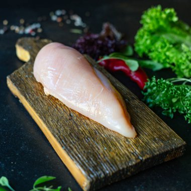 Kesme tahtasında taze tavuk göğsü çiğ eti. Üst görünüm fotokopi alanı metin keto veya paleo diyet arka plan kırsal için.